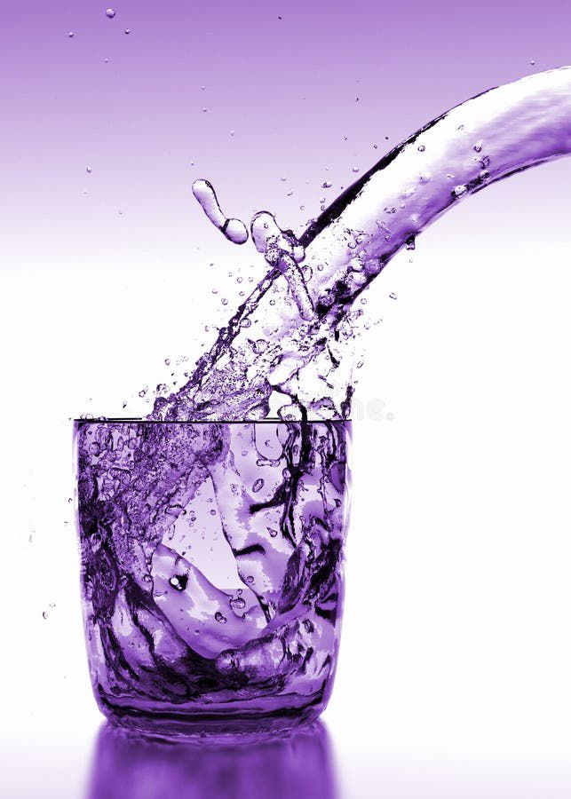 Copo sendo preenchido com líquido roxo HIDROLT